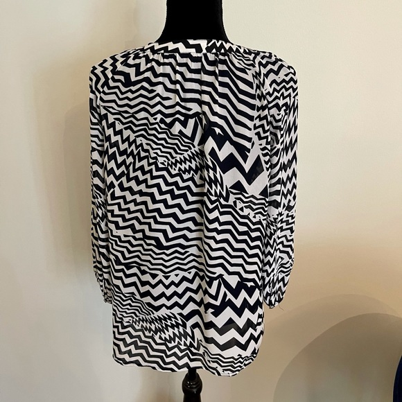 Banana Republic Navy White Chevron Blouse Size Small NEW - Picture 3 of 5